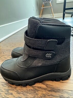 Kids black snow boots